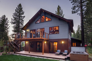 Diseño de fachada de casa azul de estilo americano grande de dos plantas con revestimiento de madera, tejado a dos aguas y tejado de teja de madera