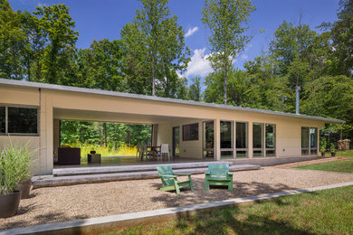 Kleines, Zweistöckiges Modernes Haus mit Faserzement-Fassade und beiger Fassadenfarbe in Richmond