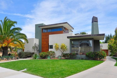 サンディエゴにある高級な中くらいなコンテンポラリースタイルのおしゃれな家の外観 (混合材サイディング) の写真