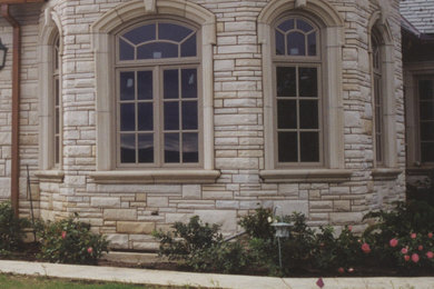 Inspiration pour une façade de maison traditionnelle en pierre.