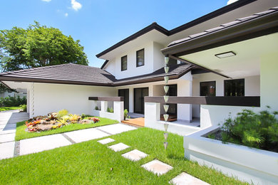 Стильный дизайн: большой, одноэтажный, белый частный загородный дом в стиле модернизм с облицовкой из цементной штукатурки, двускатной крышей и черепичной крышей - последний тренд