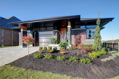 Идея дизайна: большой, одноэтажный, серый частный загородный дом в современном стиле с комбинированной облицовкой, вальмовой крышей и крышей из гибкой черепицы