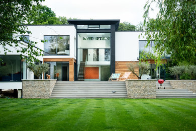 Zweistöckiges Modernes Einfamilienhaus mit Putzfassade, weißer Fassadenfarbe und Flachdach in Oxfordshire