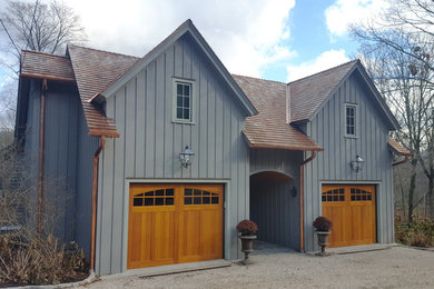 Cette photo montre une petite façade de maison grise chic en bois à un étage avec un toit à deux pans et un toit en shingle.