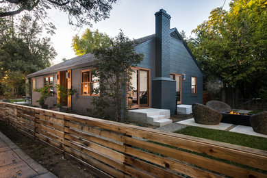 Diseño de fachada verde minimalista pequeña de dos plantas con revestimiento de aglomerado de cemento y tejado a dos aguas