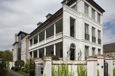 Imagen de fachada de casa pareada blanca clásica de tres plantas con revestimiento de ladrillo