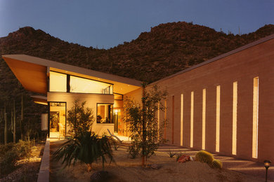 フェニックスにあるラグジュアリーなコンテンポラリースタイルのおしゃれな家の外観の写真