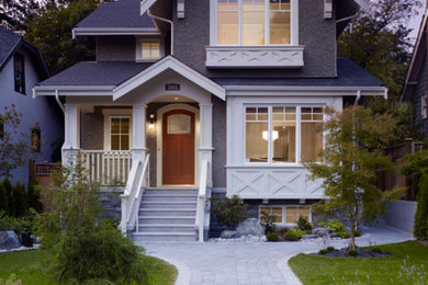 Cette photo montre une façade de maison grise craftsman de taille moyenne et à un étage avec un toit à deux pans.