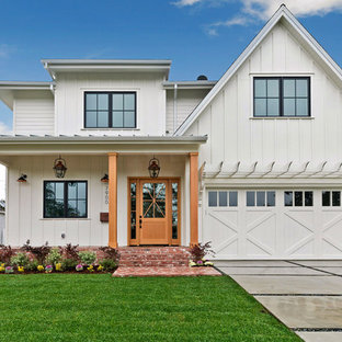 Example of a cottage exterior home design in Los Angeles