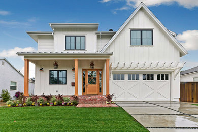 Example of a cottage exterior home design in Los Angeles