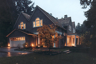 Foto de fachada de casa marrón clásica grande de dos plantas