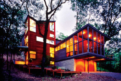 Imagen de fachada de casa multicolor moderna grande de tres plantas con revestimientos combinados