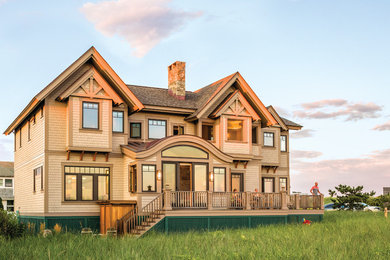 Diseño de fachada de casa beige de estilo americano de tamaño medio de dos plantas con revestimiento de madera, tejado a dos aguas y tejado de varios materiales
