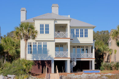 Пример оригинального дизайна: трехэтажный, деревянный, белый частный загородный дом среднего размера в морском стиле