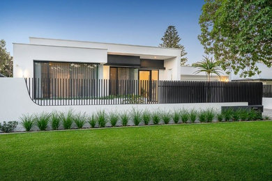 Großes, Einstöckiges Modernes Einfamilienhaus mit Mix-Fassade, weißer Fassadenfarbe, Flachdach und Misch-Dachdeckung in Perth
