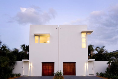 Foto de fachada de casa bifamiliar moderna de dos plantas con revestimiento de estuco y tejado plano