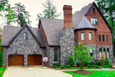 Großes, Dreistöckiges Eklektisches Haus mit Mix-Fassade, grauer Fassadenfarbe und Satteldach in Charlotte