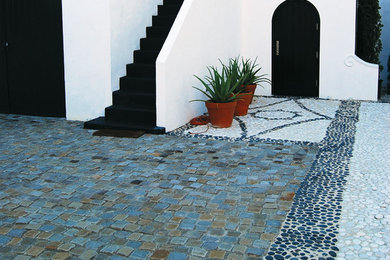 Diseño de fachada de casa blanca de estilo americano de dos plantas con revestimiento de adobe