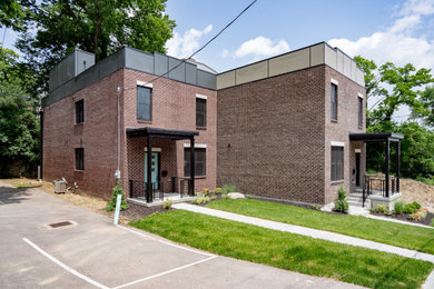 シンシナティにあるコンテンポラリースタイルのおしゃれな家の外観 (コンクリートサイディング、タウンハウス) の写真