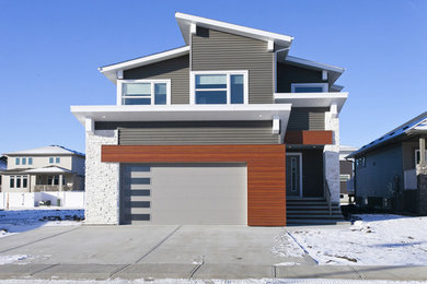 Diseño de fachada de casa gris contemporánea grande de dos plantas con revestimientos combinados, tejado de un solo tendido y tejado de teja de madera