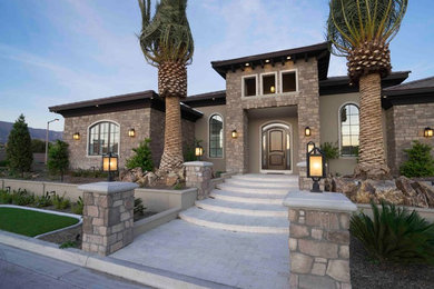 Einstöckiges Klassisches Einfamilienhaus mit Mix-Fassade und brauner Fassadenfarbe in Las Vegas