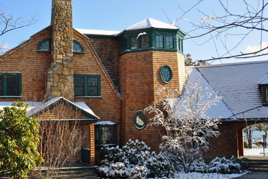 ボストンにある巨大なヴィクトリアン調のおしゃれな家の外観の写真