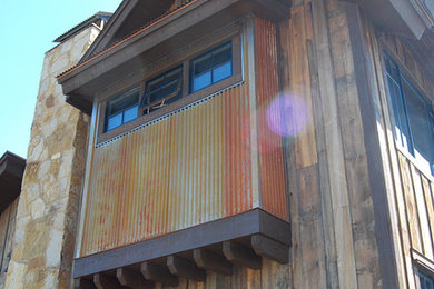 デンバーにあるコンテンポラリースタイルのおしゃれな家の外観の写真