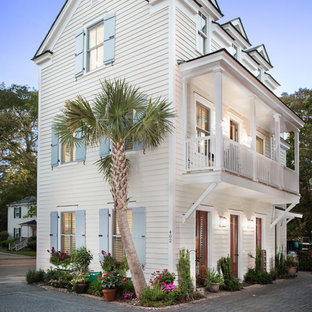 Exemple d'une petit façade en bois blanche bord de mer à deux étages et plus avec un toit à deux pans.