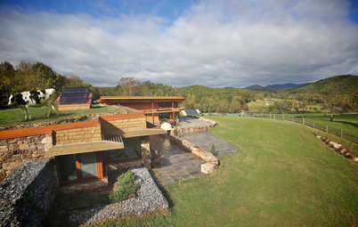 Houzz Tour: A Self-Sufficient Farmhouse With a Sheep-Pasture Roof
