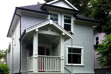 Diseño de fachada gris de estilo americano de tamaño medio de dos plantas con revestimiento de madera y tejado a cuatro aguas