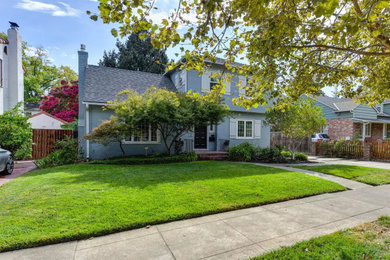 Mittelgroßes, Zweistöckiges Klassisches Einfamilienhaus mit blauer Fassadenfarbe, Satteldach und Schindeldach in Sacramento