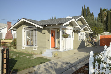 Immagine della facciata di una casa verde american style a un piano di medie dimensioni con tetto a capanna, rivestimento in legno e abbinamento di colori