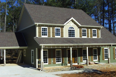 Diseño de fachada de casa multicolor tradicional grande de dos plantas con revestimiento de madera, tejado a dos aguas y tejado de teja de madera
