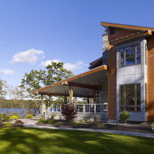 Ispirazione per la facciata di una casa moderna con rivestimento in legno