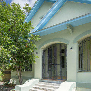 Mid-sized white one-story stucco exterior home photo in Austin with a metal roof
