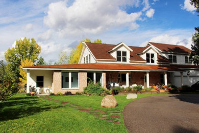 Идея дизайна: двухэтажный, белый частный загородный дом среднего размера в стиле кантри с комбинированной облицовкой, вальмовой крышей и металлической крышей