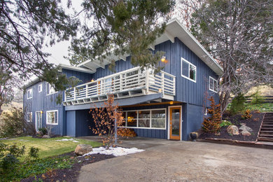 Imagen de fachada azul moderna grande de dos plantas con revestimiento de madera