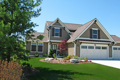Modelo de fachada de casa beige clásica de tamaño medio de dos plantas con revestimiento de madera, tejado a dos aguas y tejado de teja de madera