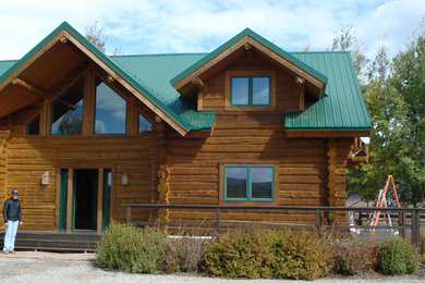 Exemple d'une façade de maison marron chic en bois de taille moyenne et à un étage avec un toit à deux pans.