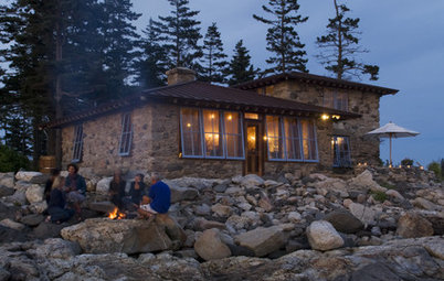 Houzz Tour: Vacation Cottage Defies a Stormy Coast