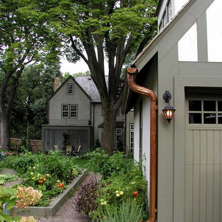 Inspiration för ett stort eklektiskt grått hus, med två våningar, stuckatur och sadeltak