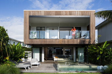 Foto della villa contemporanea a due piani di medie dimensioni con rivestimento in legno, tetto piano e copertura in metallo o lamiera