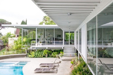 ロサンゼルスにあるラグジュアリーなミッドセンチュリースタイルのおしゃれな家の外観 (漆喰サイディング) の写真