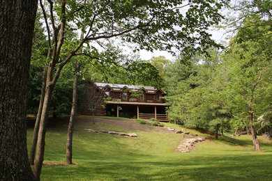 Mittelgroße, Zweistöckige Rustikale Holzfassade Haus mit brauner Fassadenfarbe in St. Louis