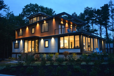 Источник вдохновения для домашнего уюта: трехэтажный, разноцветный частный загородный дом среднего размера в стиле модернизм с облицовкой из ЦСП и односкатной крышей