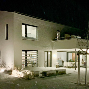 EInfamilienhaus O im Winter bei Nacht