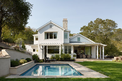 Imagen de fachada blanca de estilo de casa de campo grande de dos plantas con tejado a dos aguas