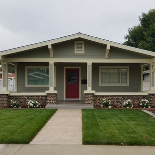 Einstöckiges, Grünes Rustikales Haus mit Mix-Fassade und Satteldach in Los Angeles