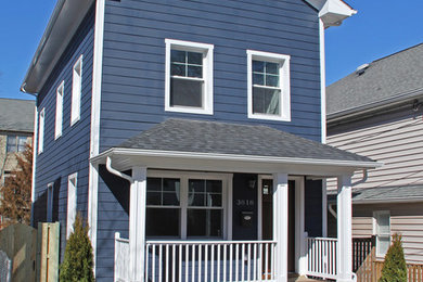 Cette image montre une façade de maison bleue traditionnelle de taille moyenne et à un étage avec un toit à deux pans et un toit en shingle.