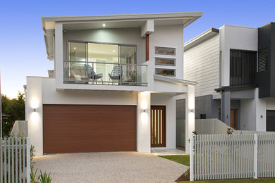 Diseño de fachada de casa blanca moderna grande de dos plantas con revestimiento de aglomerado de cemento y tejado de metal